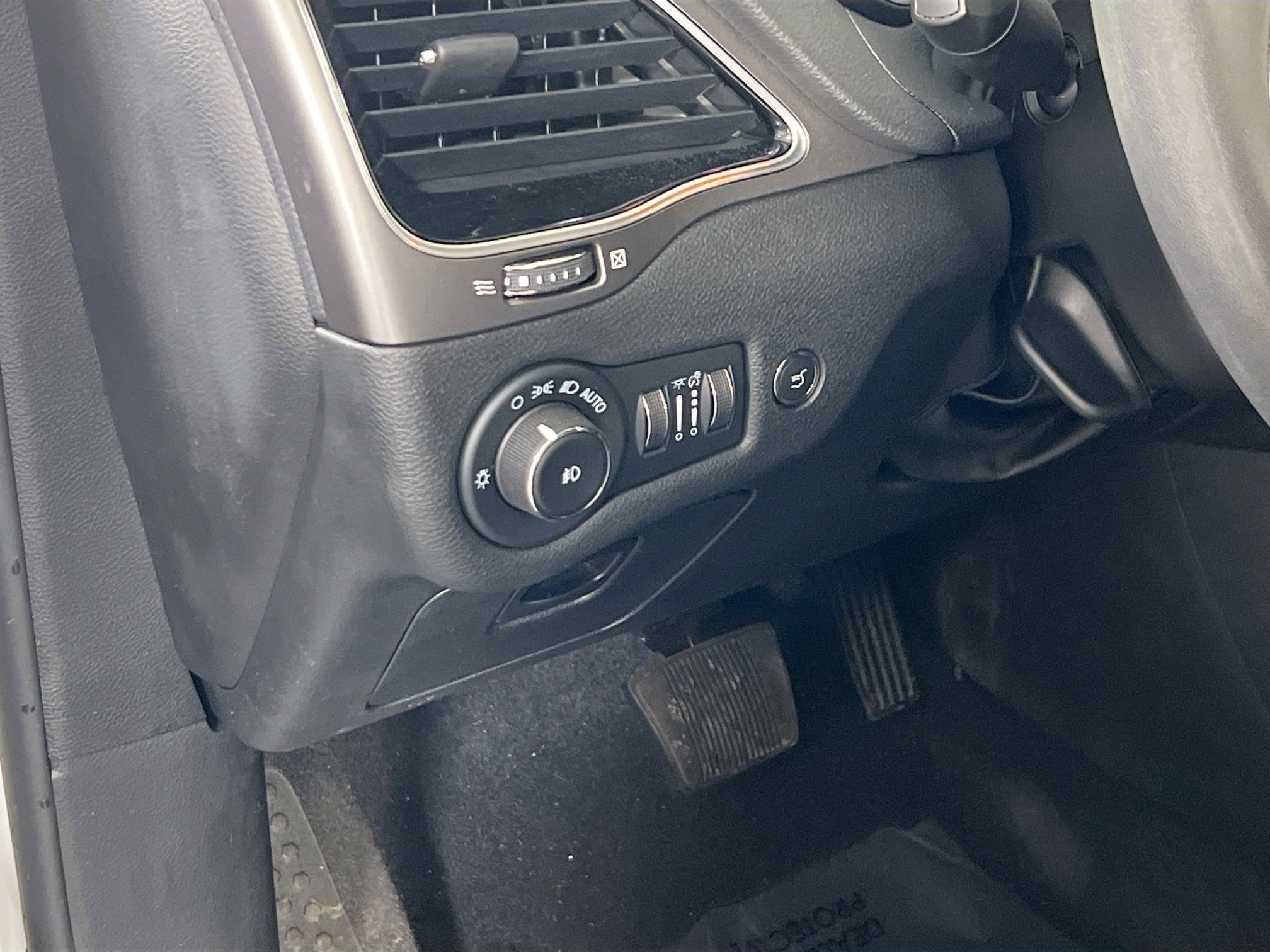 Used 2022 Jeep Cherokee Limited image 10