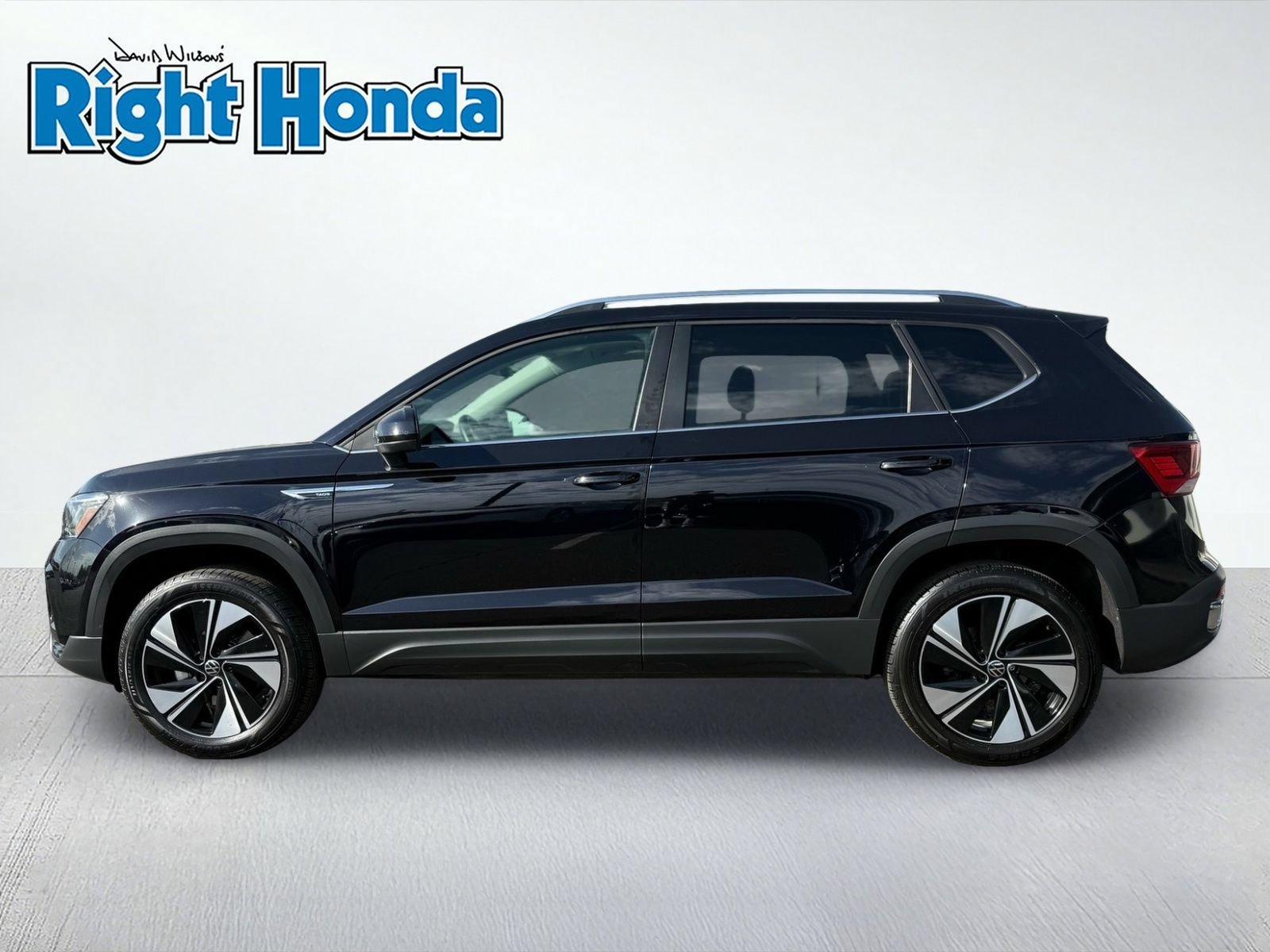 Used 2024 Volkswagen Taos SE AWD/4WD image 3