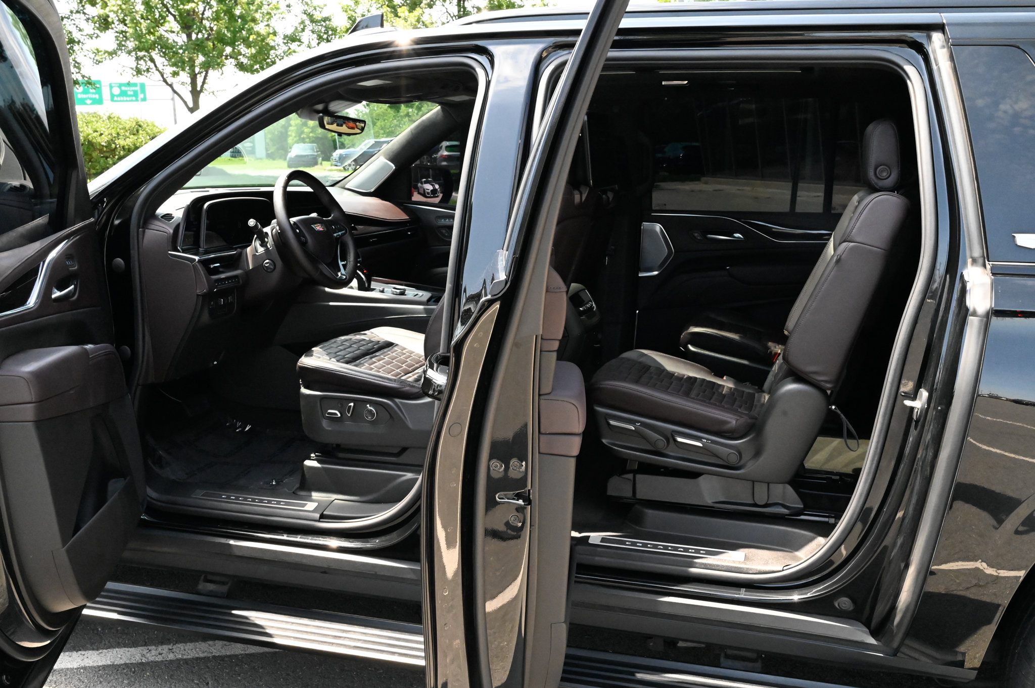Used 2023 Cadillac Escalade ESV Sport Platinum w/ LPO, ONYX Package AWD/4WD image 34