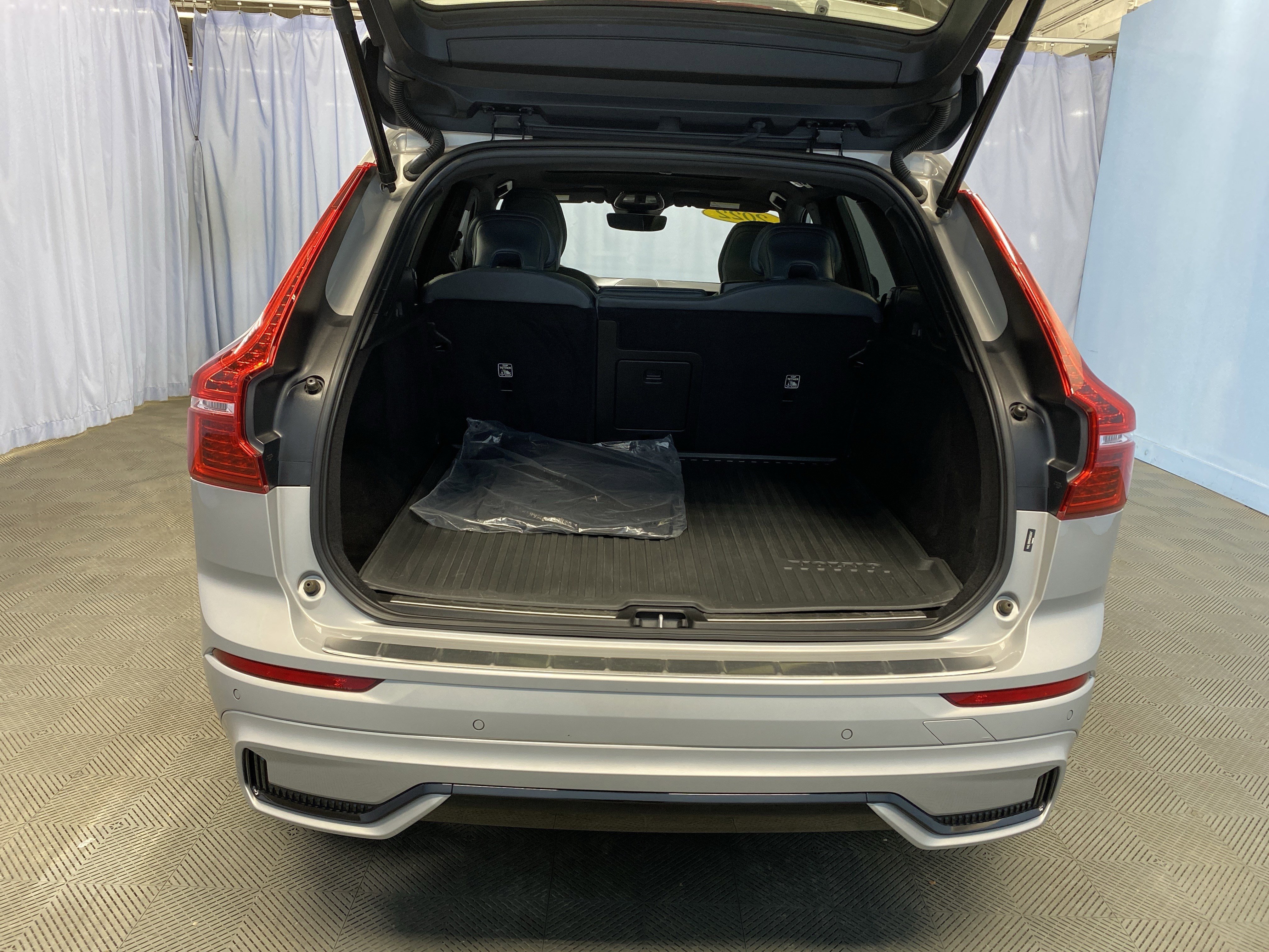 Used 2022 Volvo XC60 B5 R-Design image 33