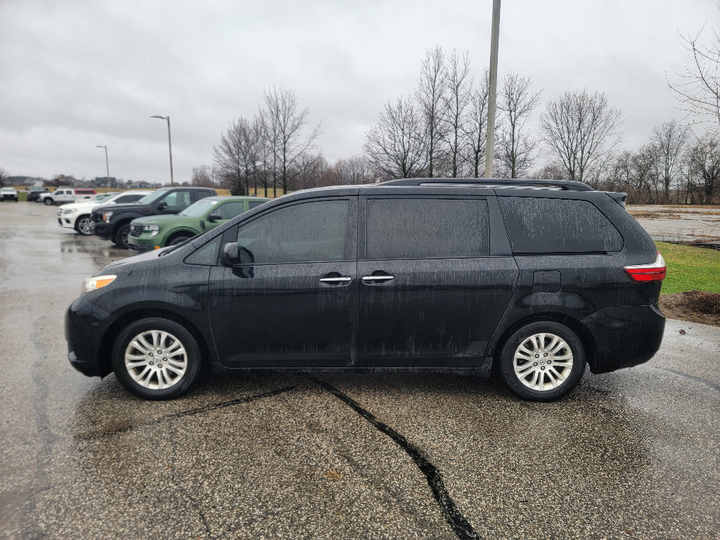 Used 2015 Toyota Sienna XLE w/ XLE Navigation Package image 5