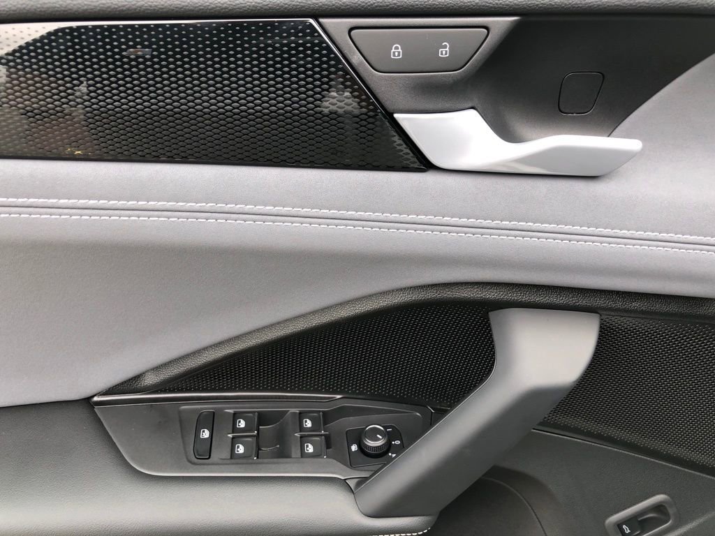 Used 2025 Volkswagen Tiguan SE w/ Panoramic Sunroof Package image 11