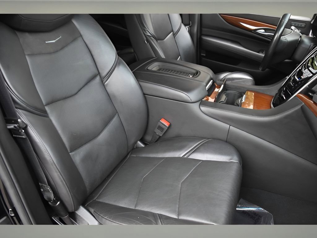 Used 2019 Cadillac Escalade ESV Luxury image 32
