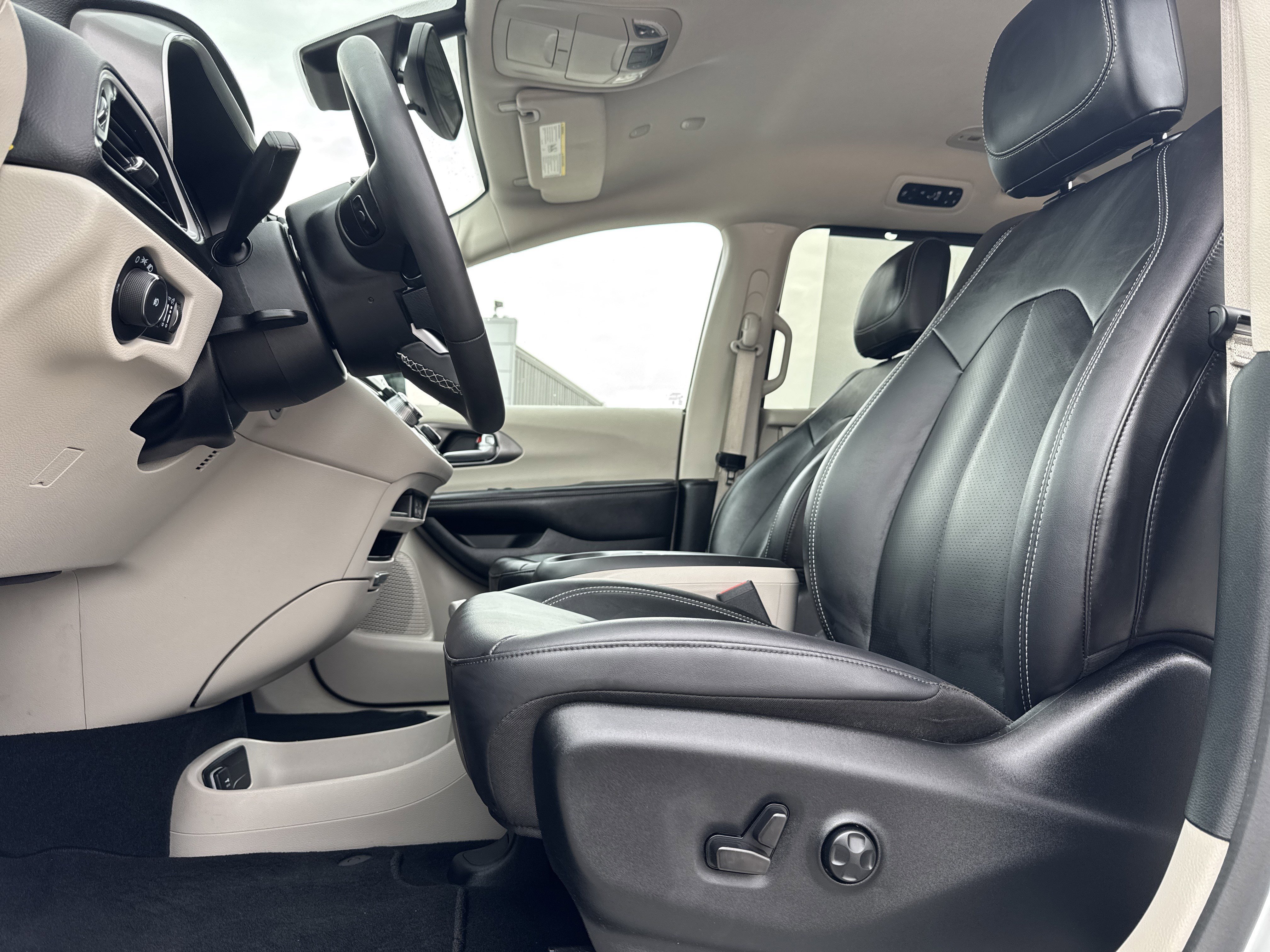 Used 2024 Chrysler Pacifica Touring-L image 27