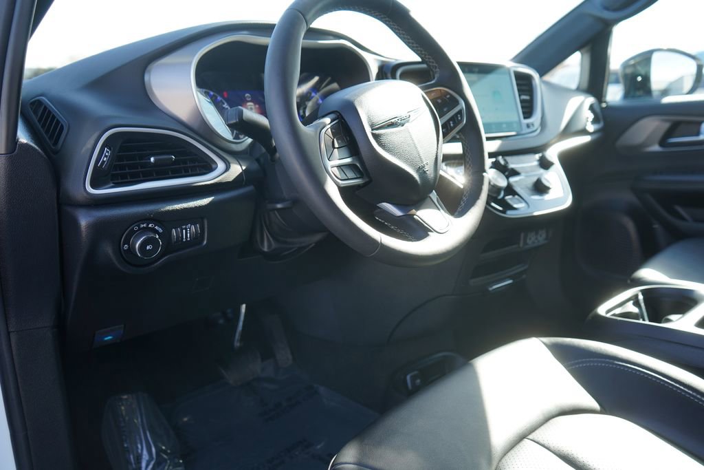 Used 2025 Chrysler Pacifica Select FWD image 15
