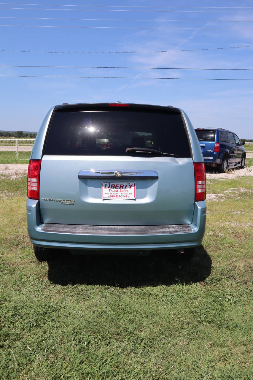 Used 2008 Chrysler Town & Country Touring image 10