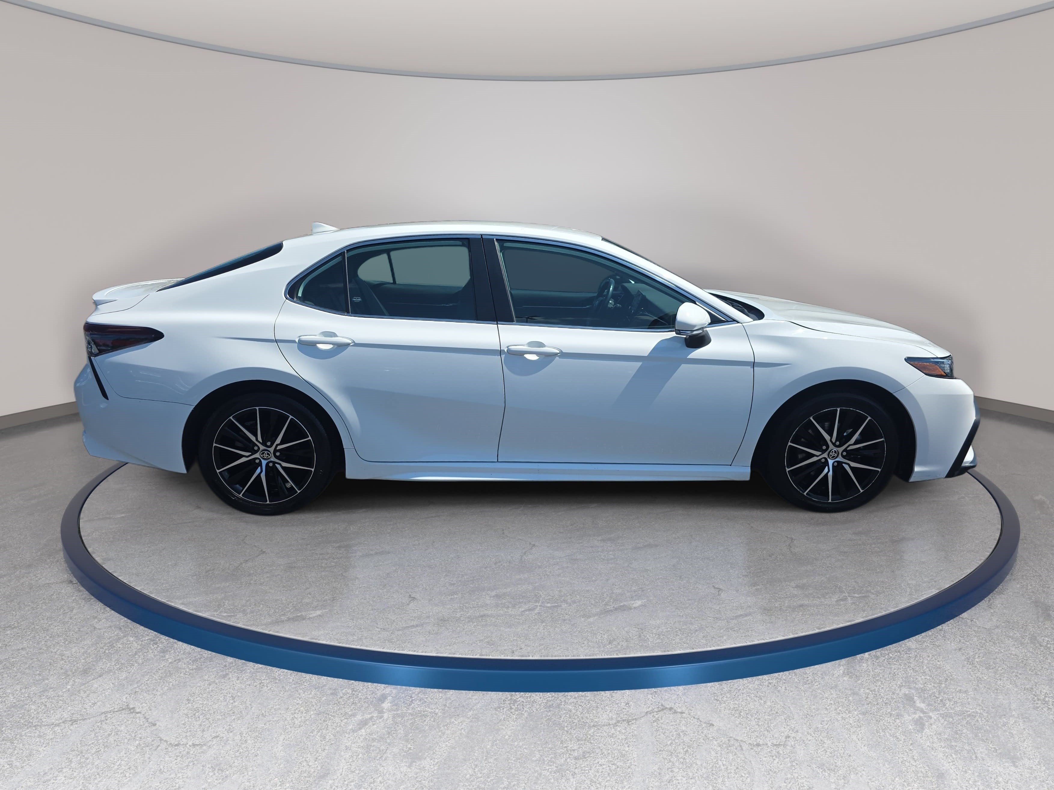 Used 2024 Toyota Camry SE FWD image 4