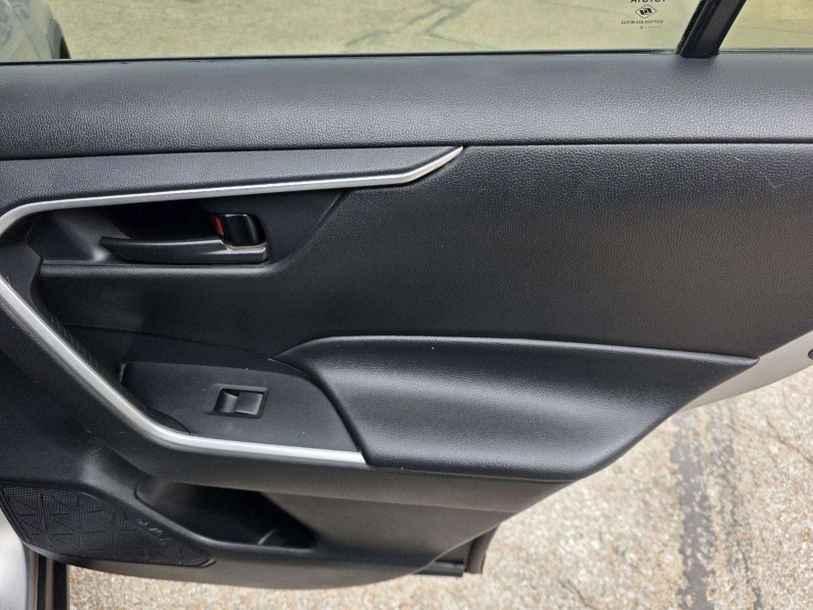 Used 2020 Toyota RAV4 LE AWD/4WD image 27