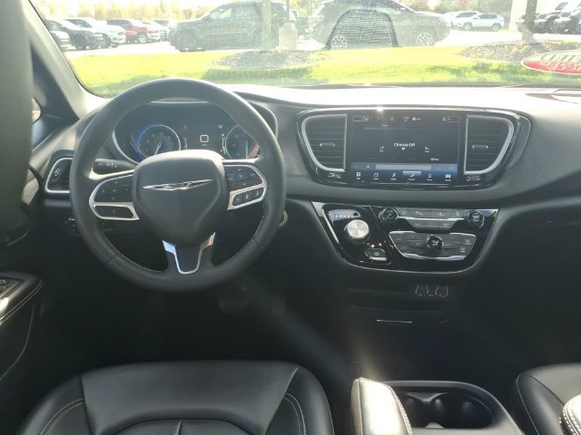 Certified 2025 Chrysler Pacifica Select FWD image 10