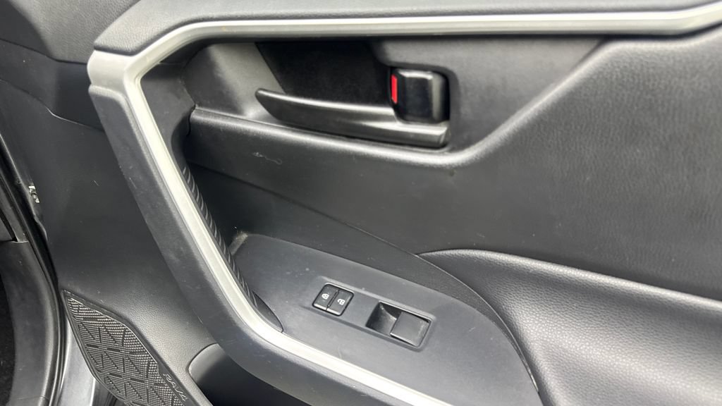 Used 2021 Toyota RAV4 LE FWD image 48