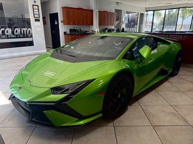Used 2023 Lamborghini Huracan Tecnica image 3