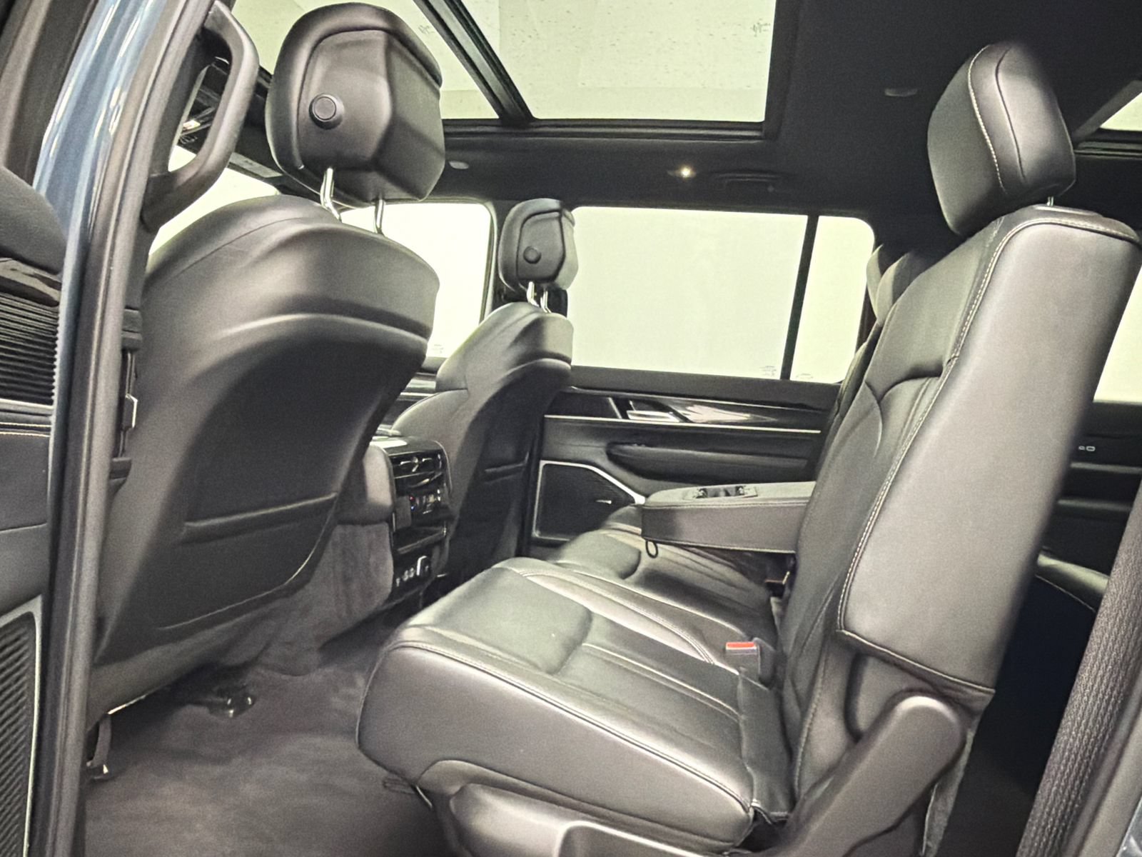 Used 2023 Jeep Wagoneer 4WD w/ Premium Group I image 18