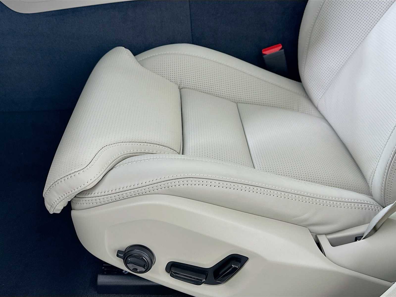 New 2026 Volvo XC60 B5 Ultra w/ Climate Package PRO image 18