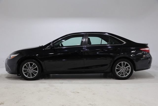 Used 2016 Toyota Camry SE w/ Moonroof Package FWD image 4