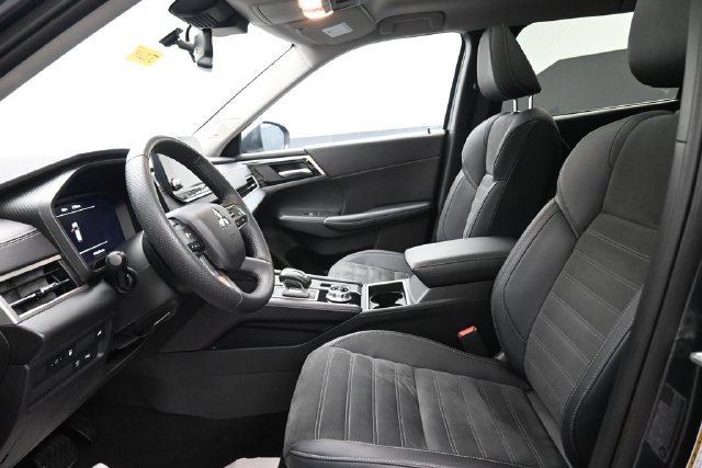 Used 2025 Mitsubishi Outlander SE AWD/4WD image 10