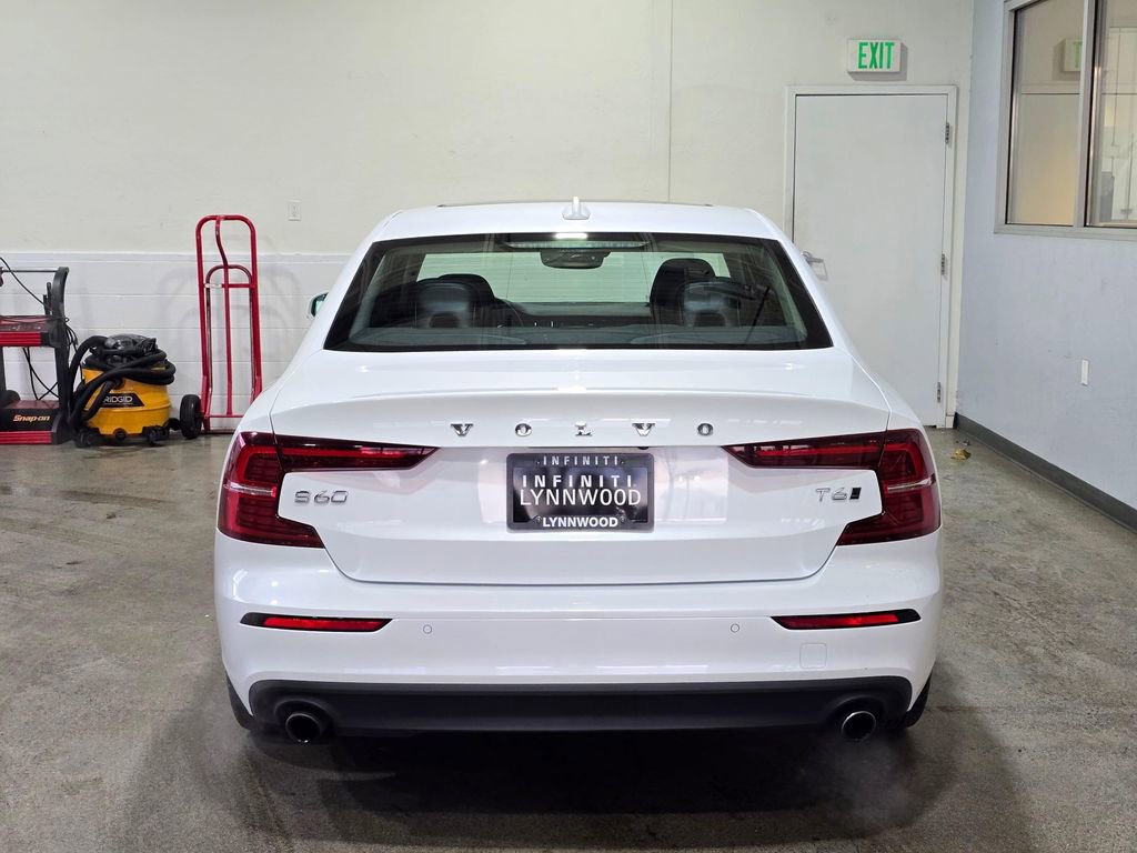 Used 2021 Volvo S60 T6 Momentum w/ Premium Package image 5