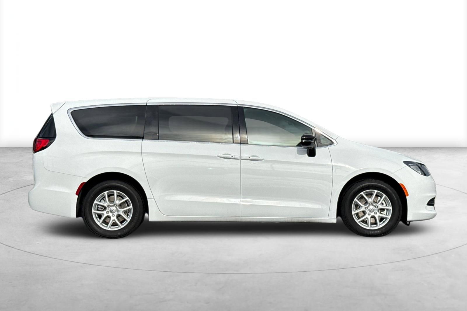 Used 2025 Chrysler Voyager LX image 7