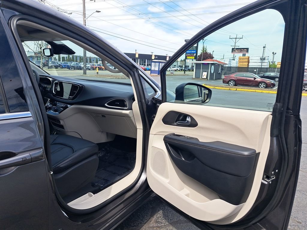 Used 2023 Chrysler Pacifica Touring-L FWD image 16
