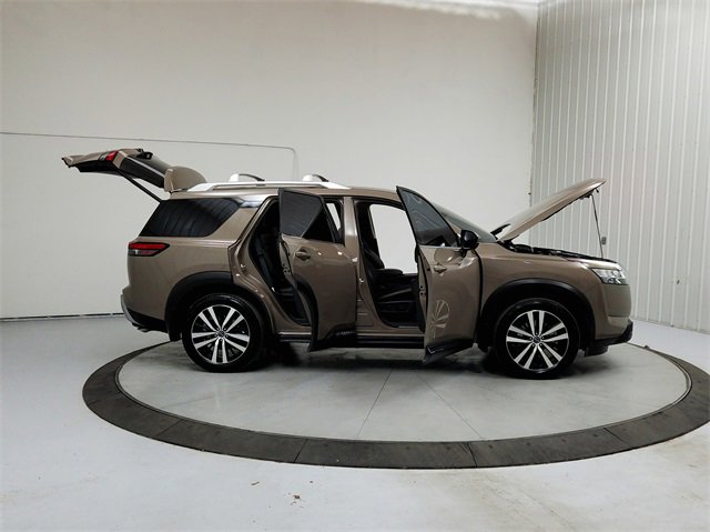 Used 2024 Nissan Pathfinder Platinum w/ Cargo Package image 16