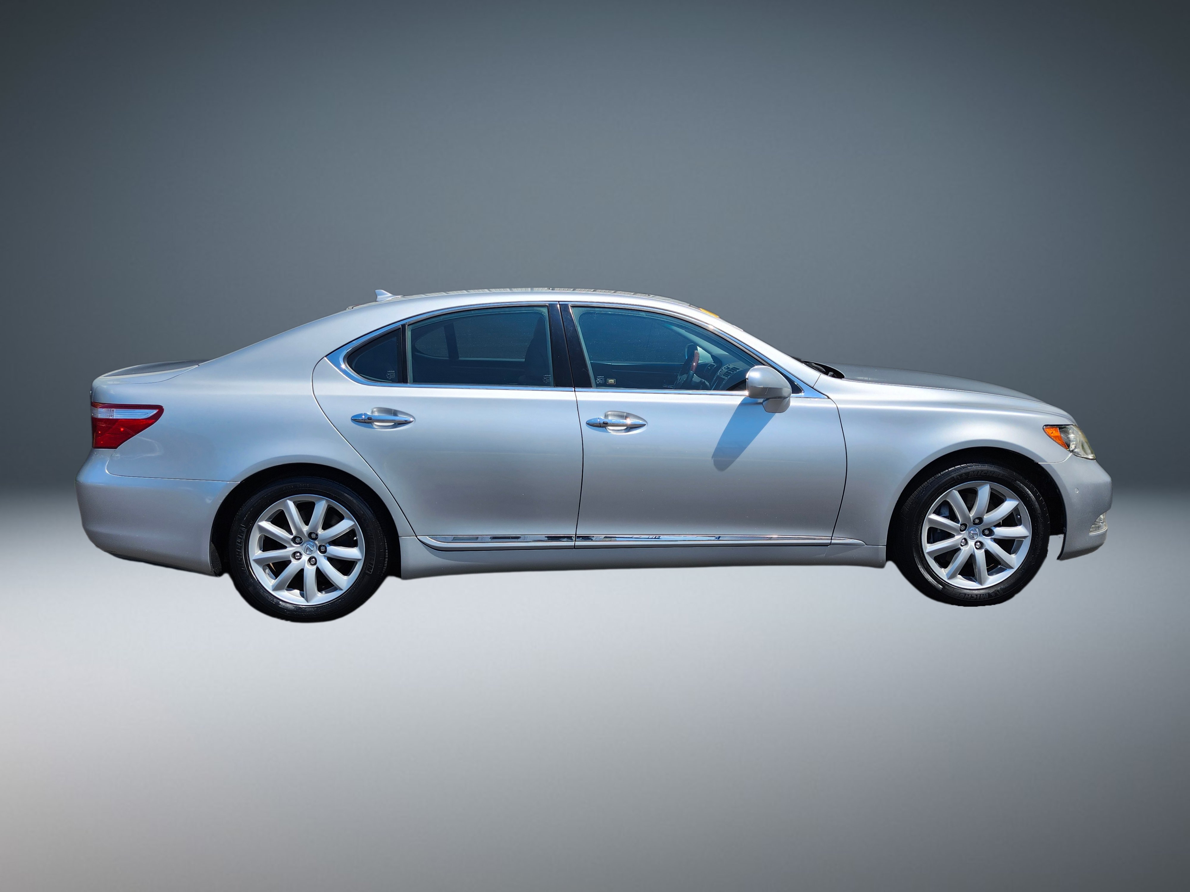 Used 2008 Lexus LS 460 RWD image 2