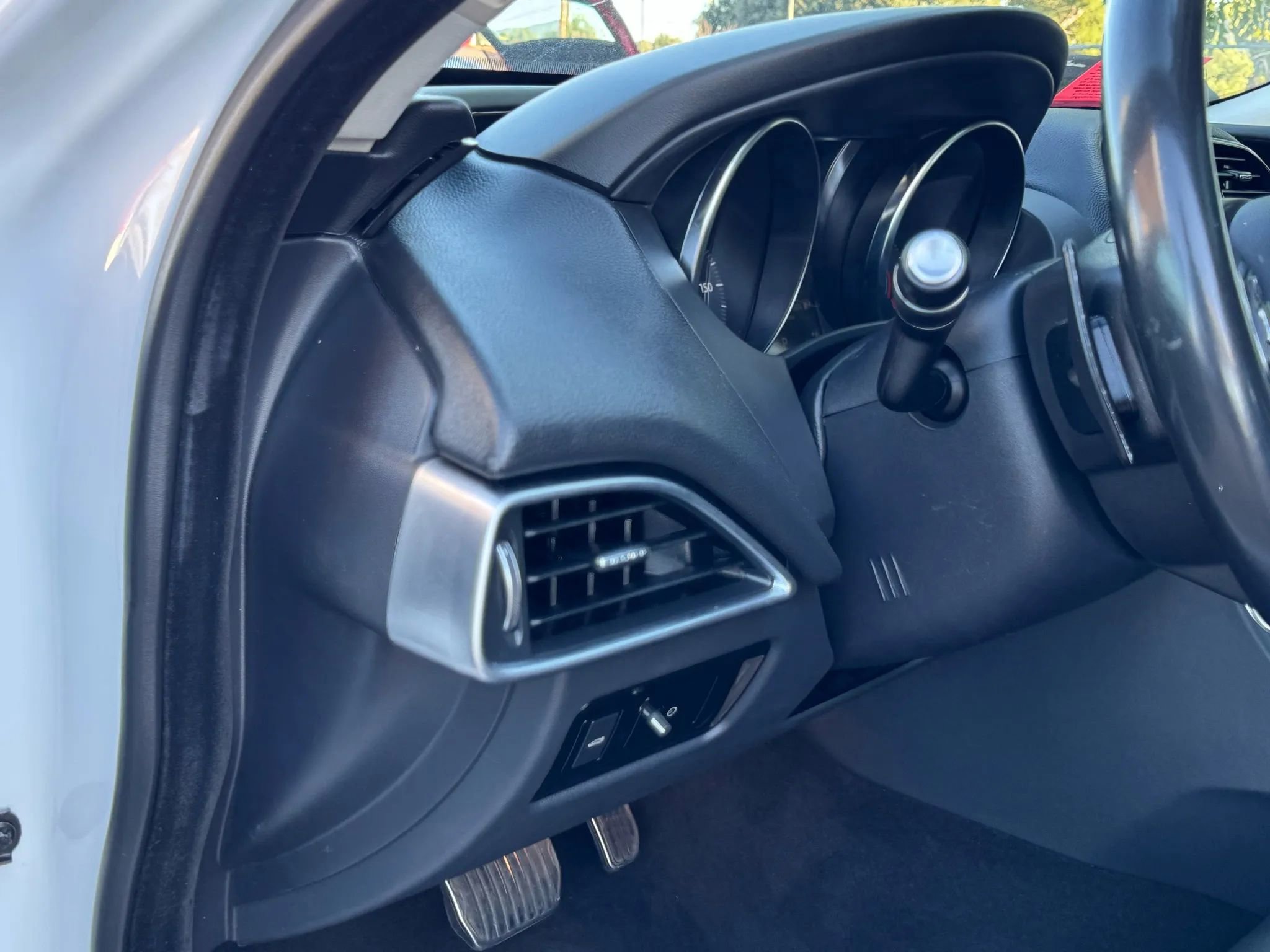 Used 2019 Jaguar XE Premium image 36