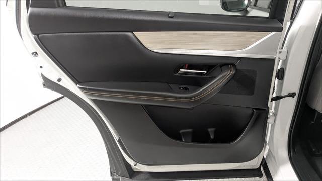 Used 2024 MAZDA CX-90 Plug-In Hybrid w/ Premium Pkg image 17