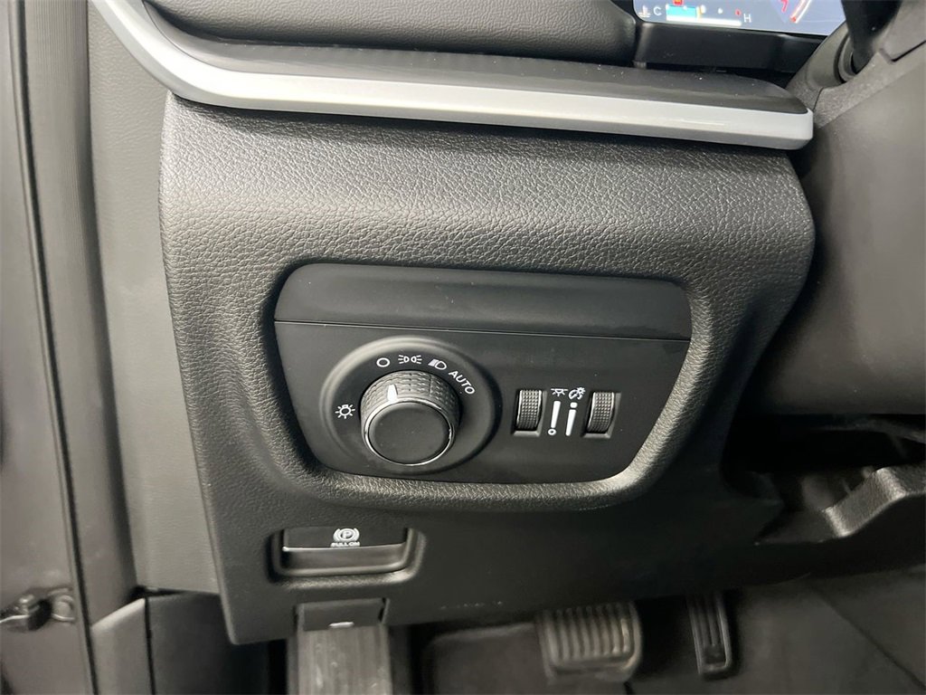 Used 2025 Jeep Grand Cherokee Laredo X w/ Luxury Tech Group I image 17