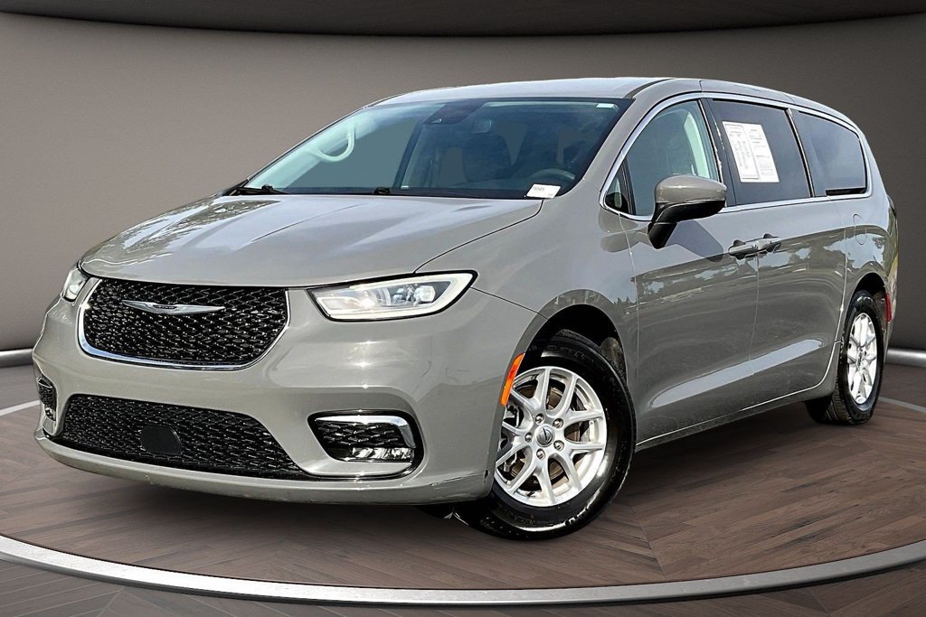Used 2023 Chrysler Pacifica Touring-L FWD image 3