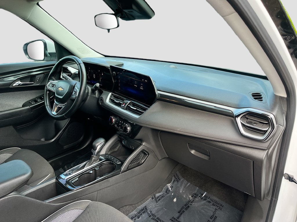 Used 2025 Chevrolet TrailBlazer LT w/ LT Cold Weather Package FWD image 27
