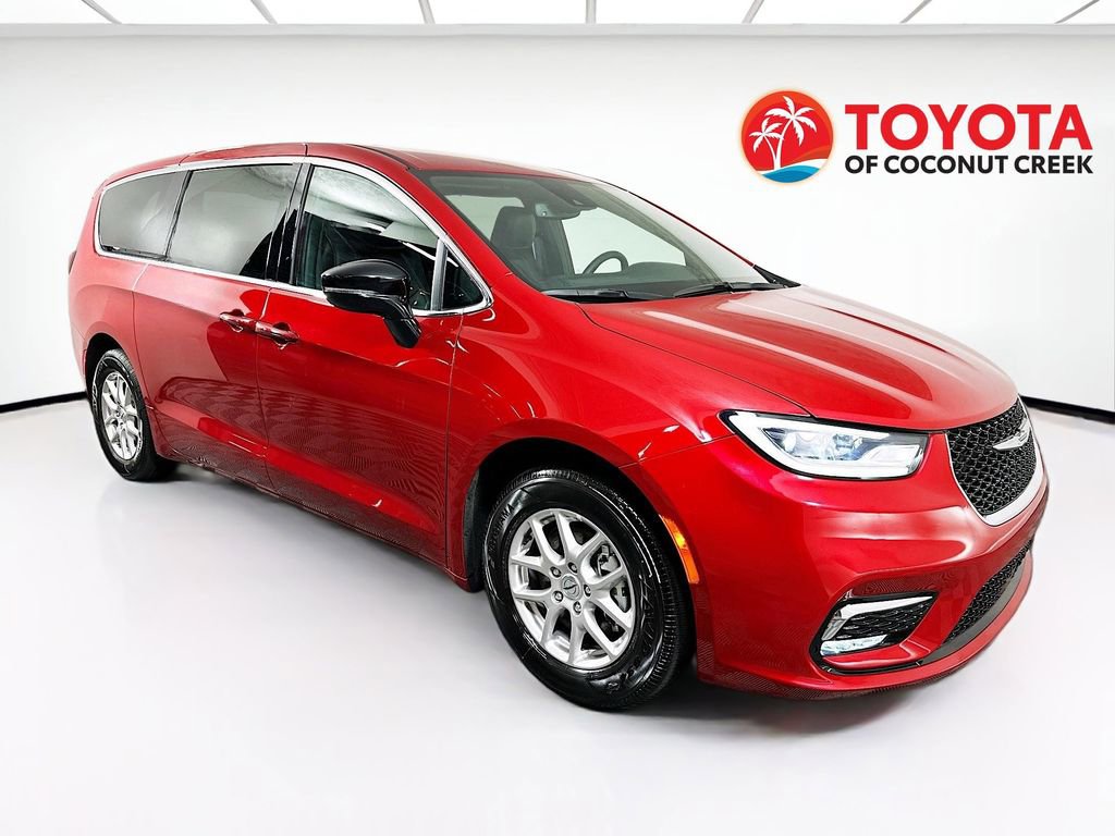 Used 2025 Chrysler Pacifica Select