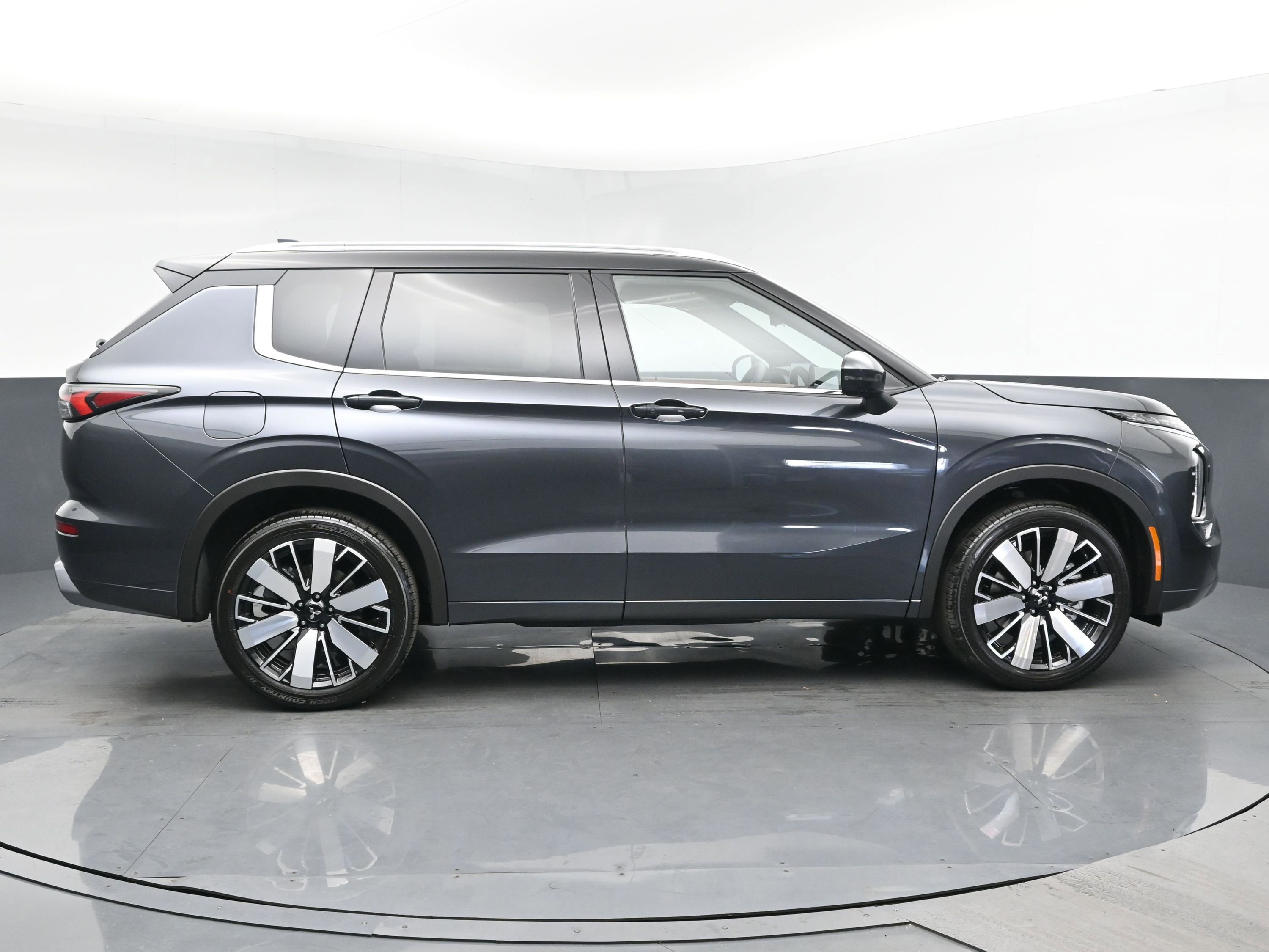 New 2025 Mitsubishi Outlander SEL image 3