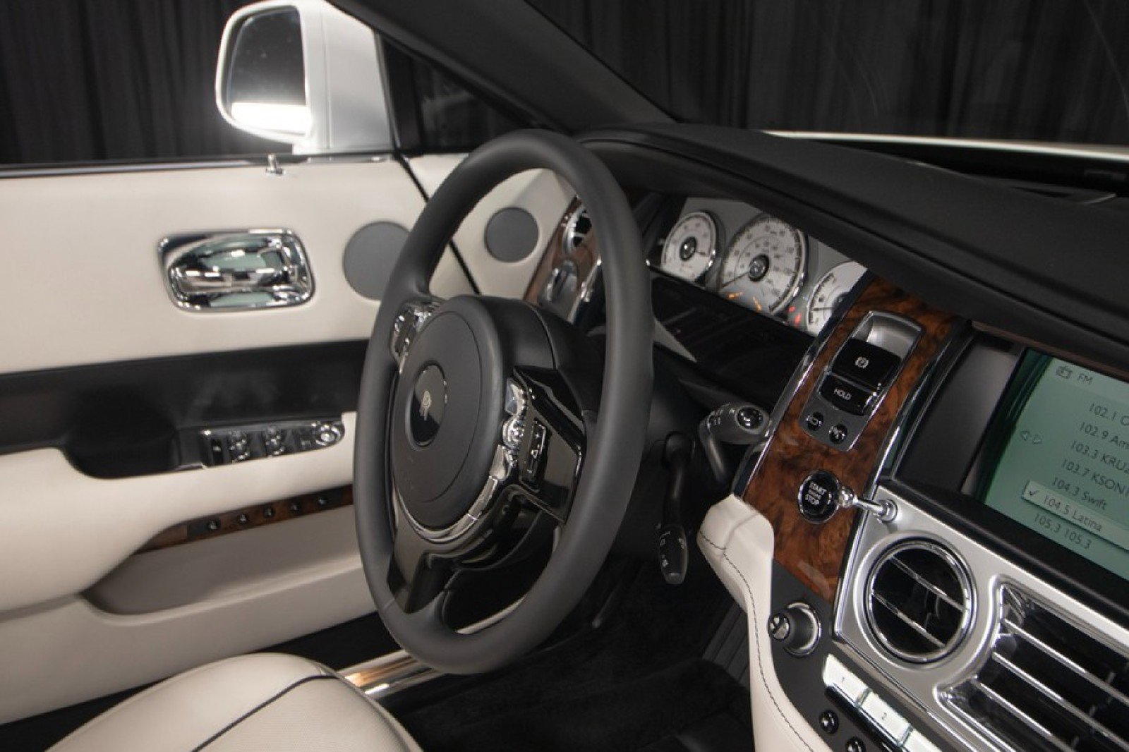 Used 2017 Rolls-Royce Dawn image 52