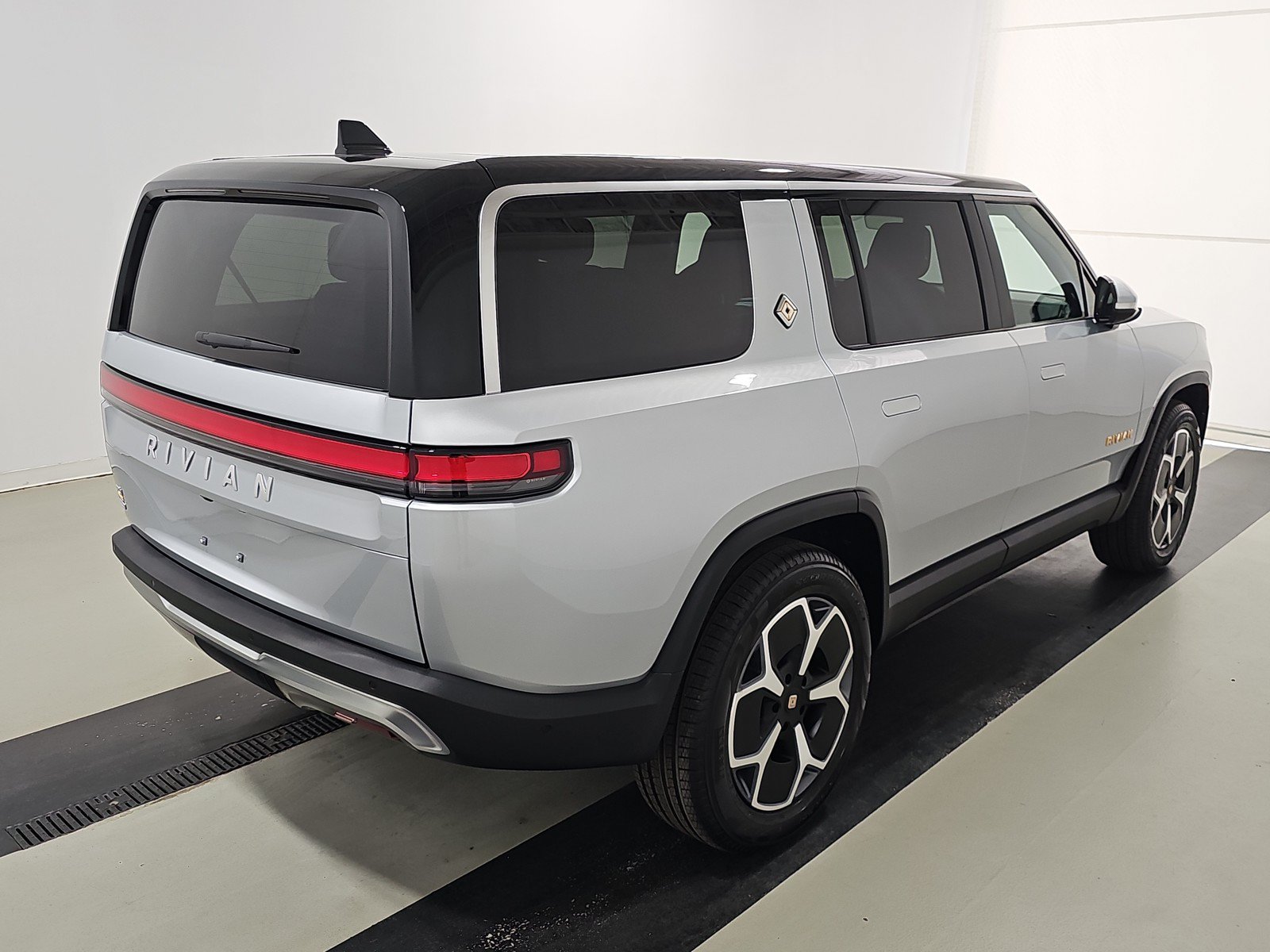 Used 2024 Rivian R1S Adventure AWD/4WD image 5