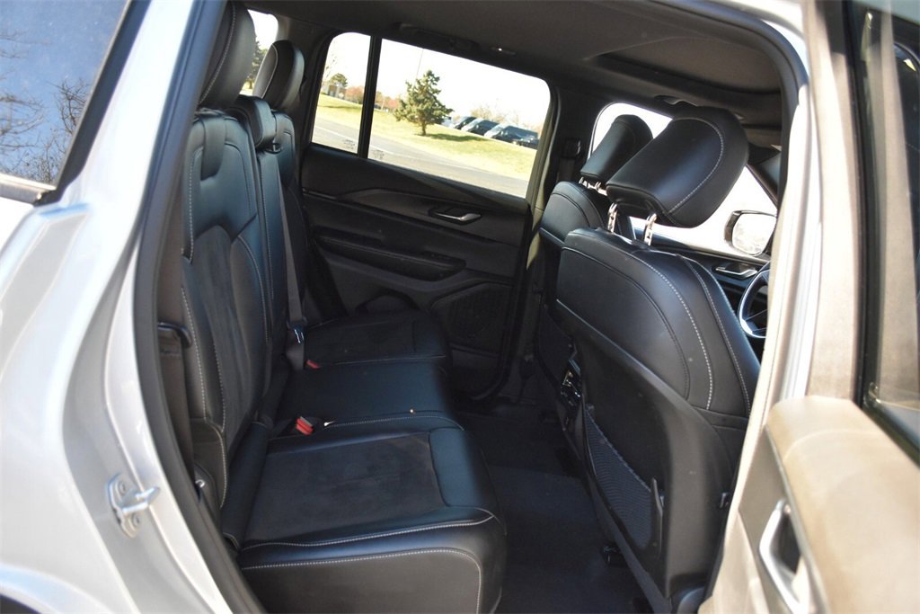 Used 2024 Jeep Grand Cherokee Altitude image 33