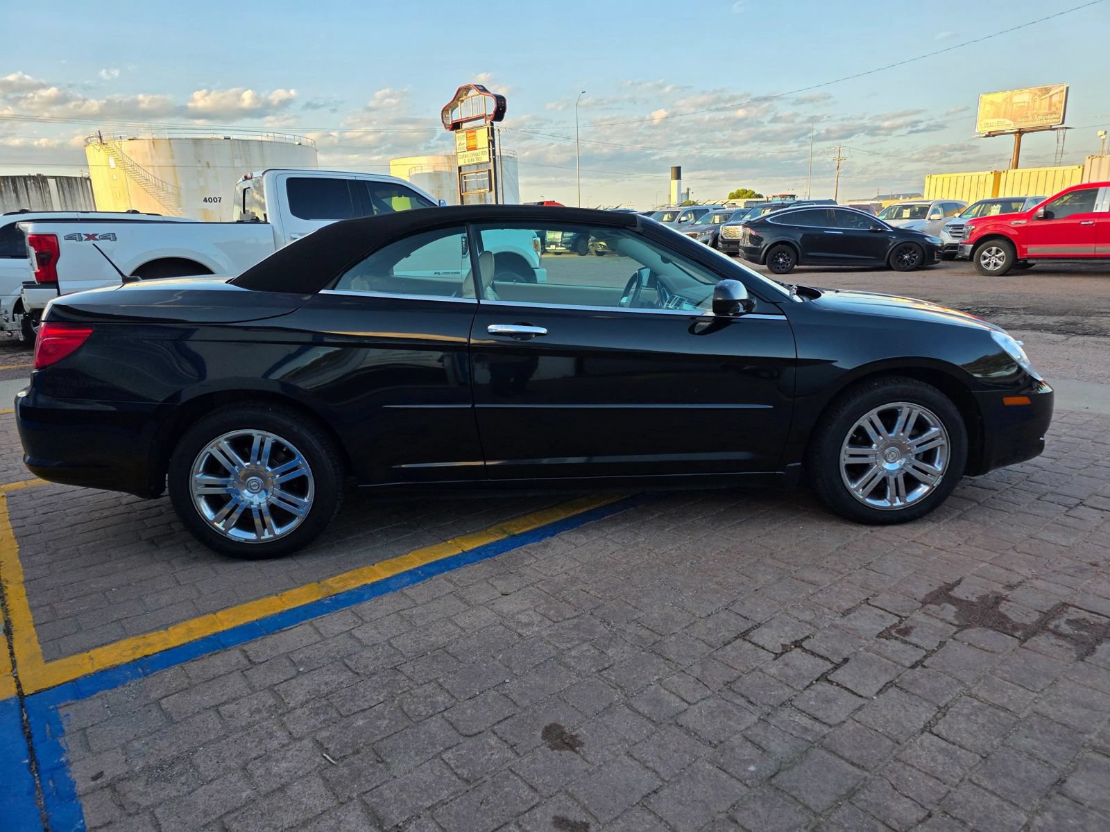 Used 2008 Chrysler Sebring Limited w/ Luxury Group FWD image 4