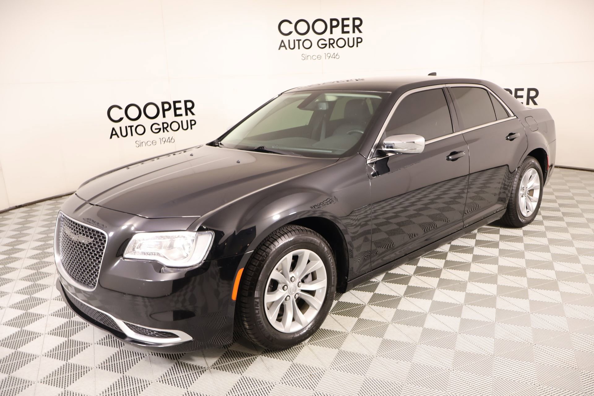 Used 2019 Chrysler 300 Touring w/ Chrome Appearance Package RWD image 9