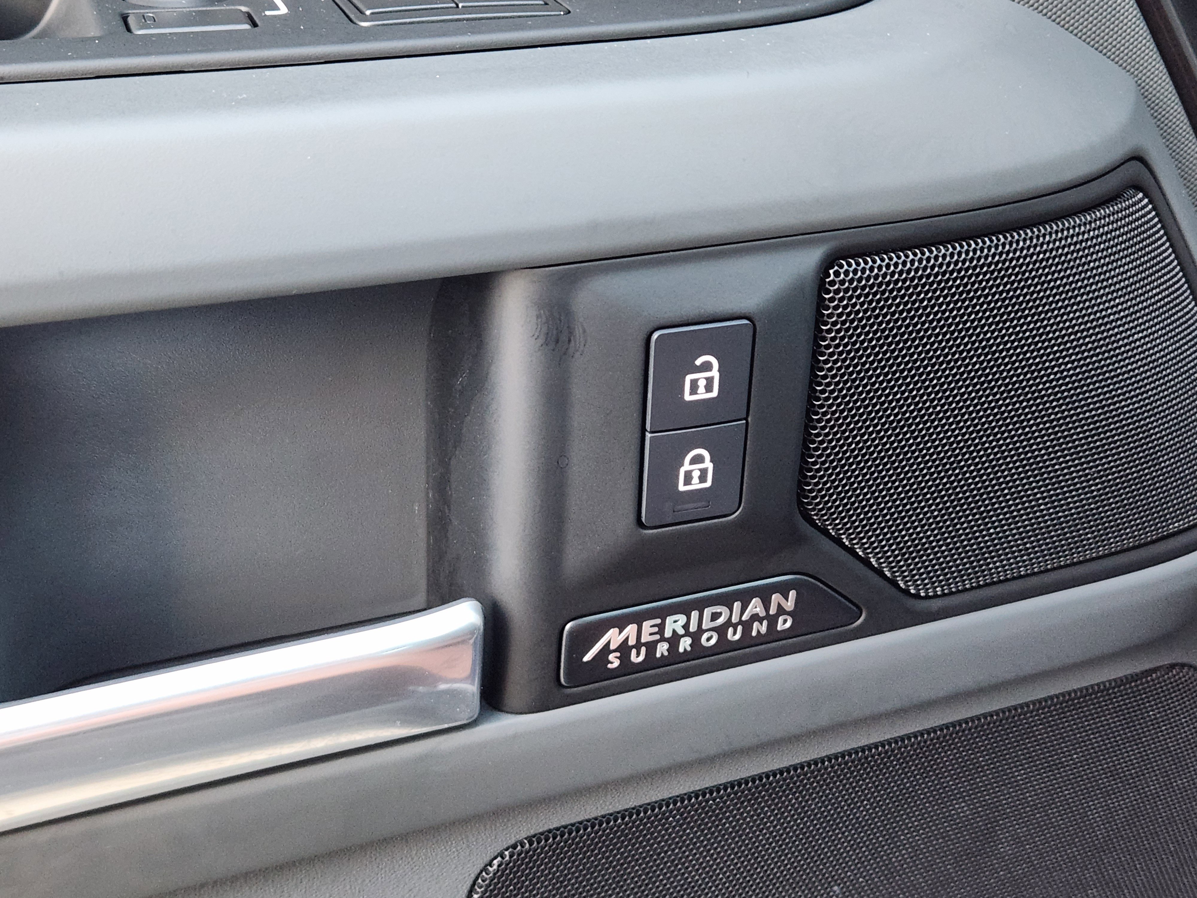 Used 2025 Land Rover Defender 110 X-Dynamic SE AWD/4WD image 23