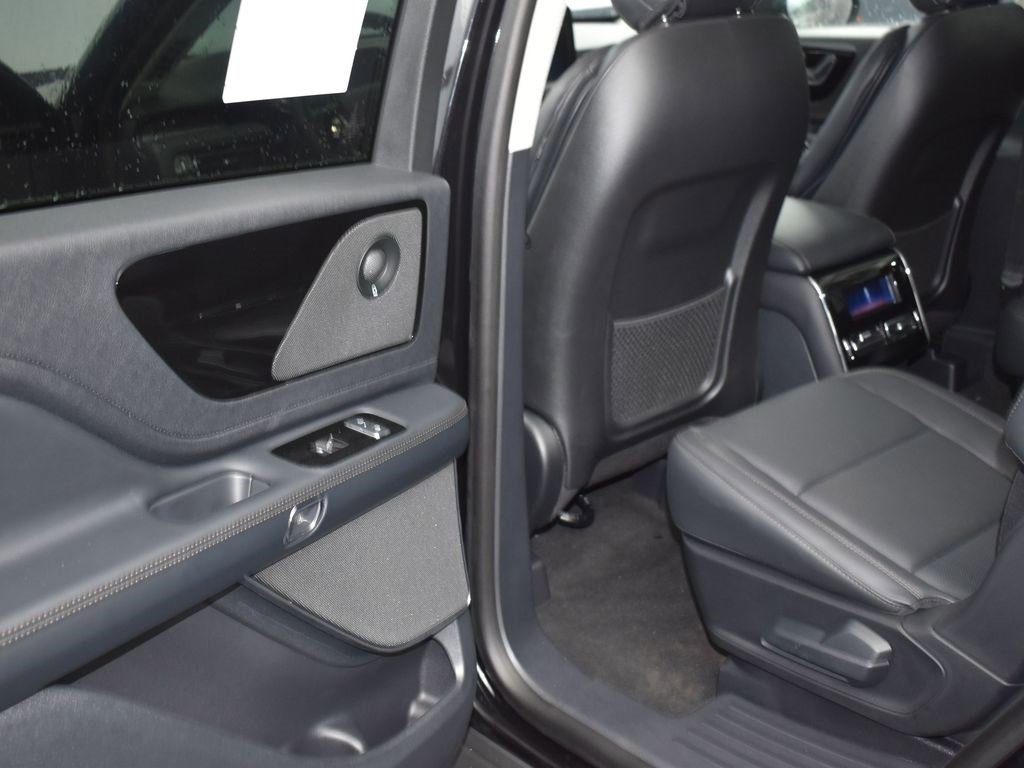 Used 2025 Lincoln Aviator AWD w/ Jet Appearance Package image 9