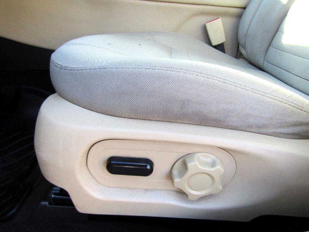 Used 2016 Ford Taurus SE FWD image 18