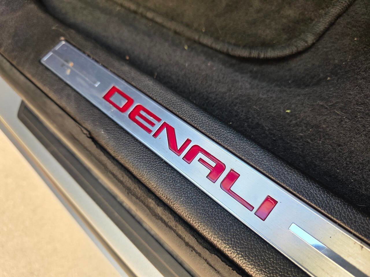 Used 2012 GMC Acadia Denali image 21