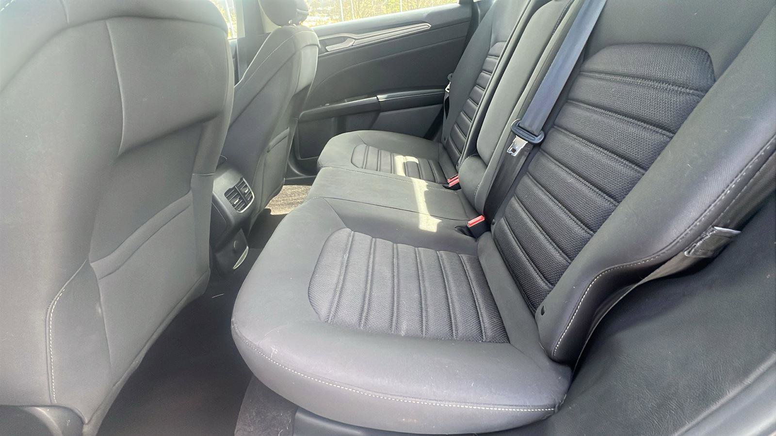 Used 2019 Ford Fusion SE image 18