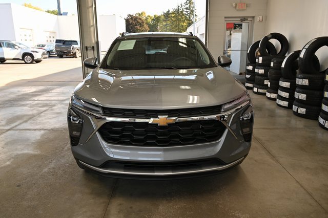 Used 2024 Chevrolet Trax LT w/ Driver Confidence Package image 2