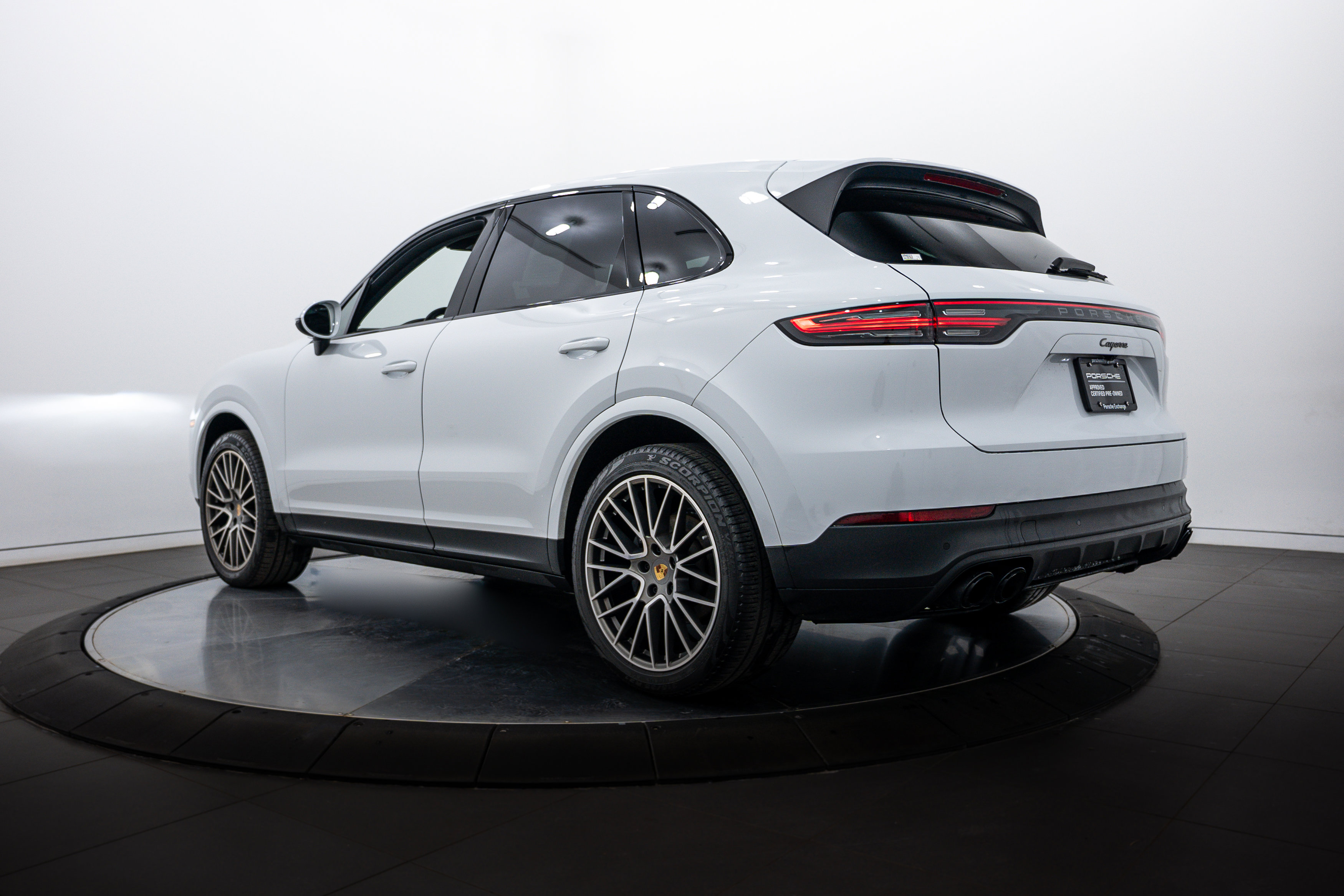 Certified 2023 Porsche Cayenne Platinum Edition image 3