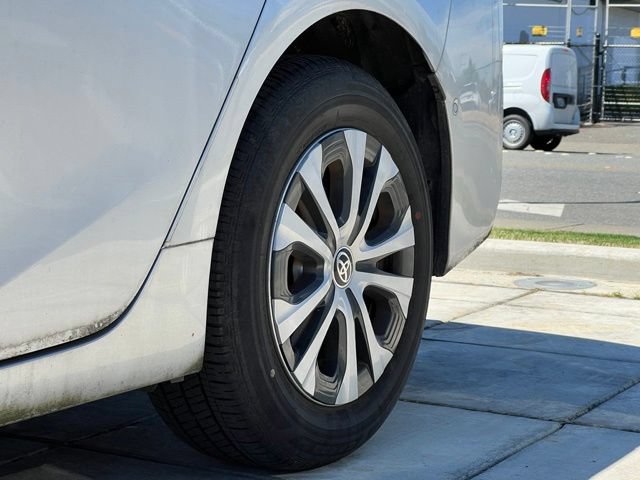 Used 2020 Toyota Prius LE AWD/4WD image 2