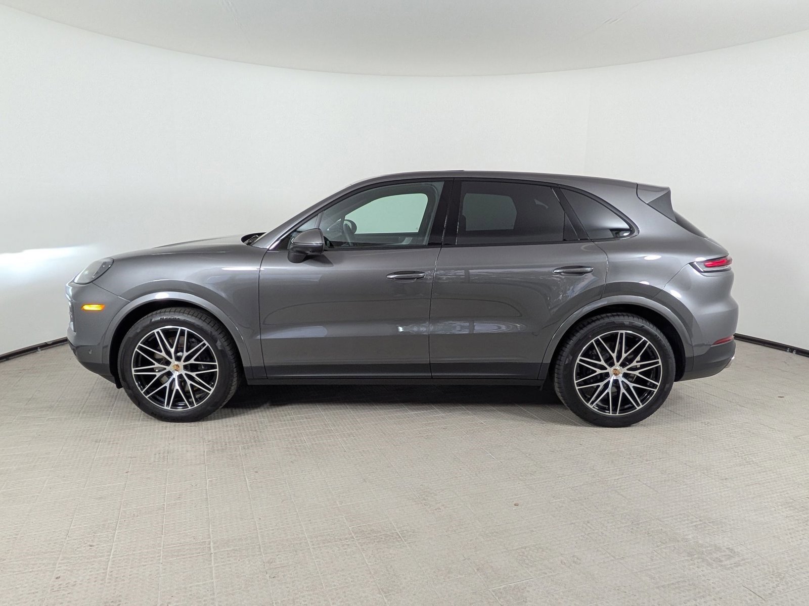 Certified 2025 Porsche Cayenne AWD/4WD image 2
