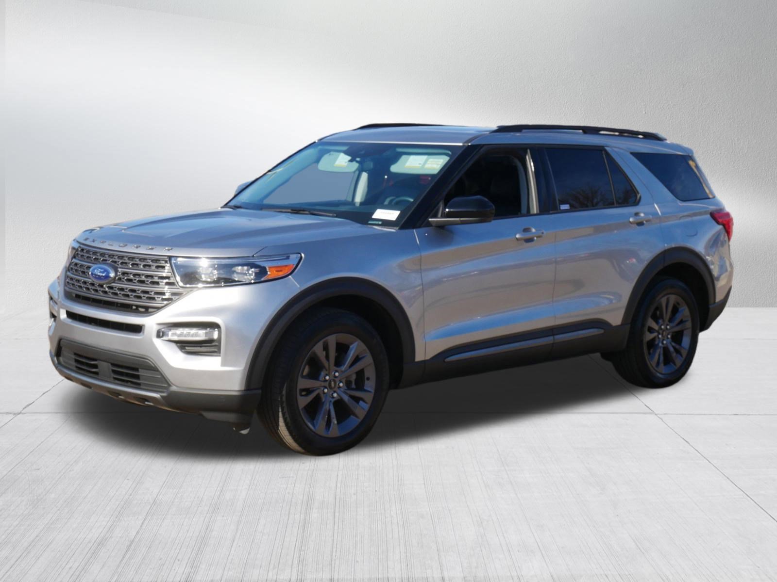 Certified 2024 Ford Explorer XLT w/ Equipment Group 202A AWD/4WD image 3