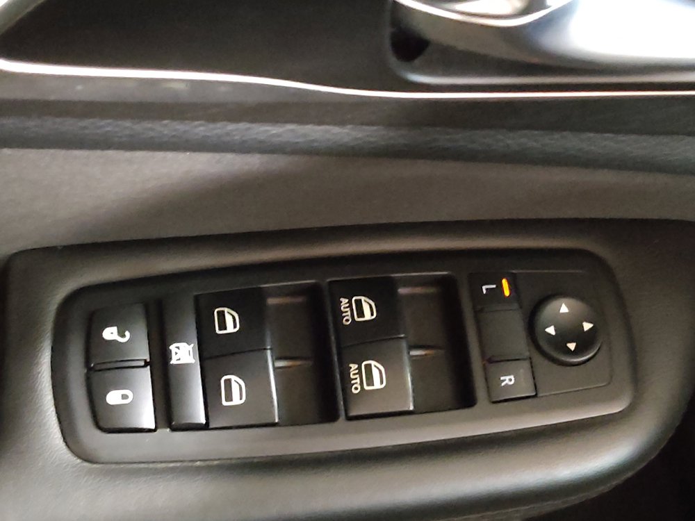 Used 2016 Chrysler 200 Limited FWD image 27