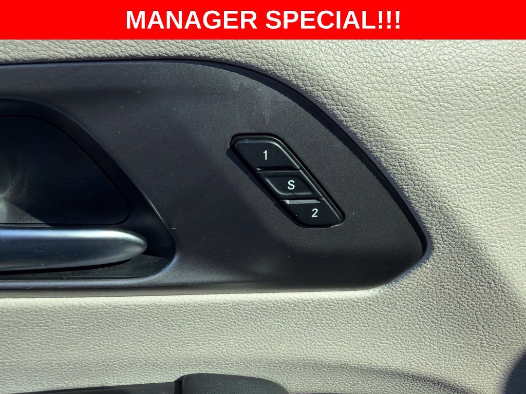Used 2021 Chrysler Pacifica Touring-L FWD image 36