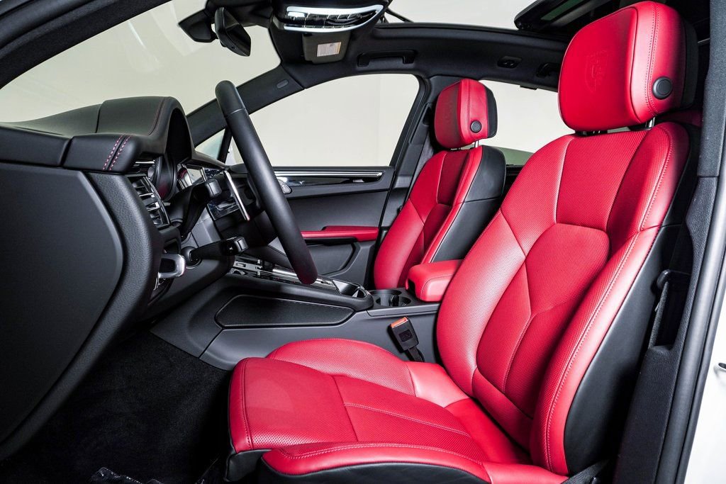 Certified 2025 Porsche Macan image 5