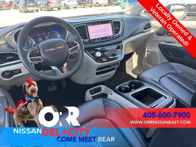 Used 2023 Chrysler Pacifica Touring-L image 11